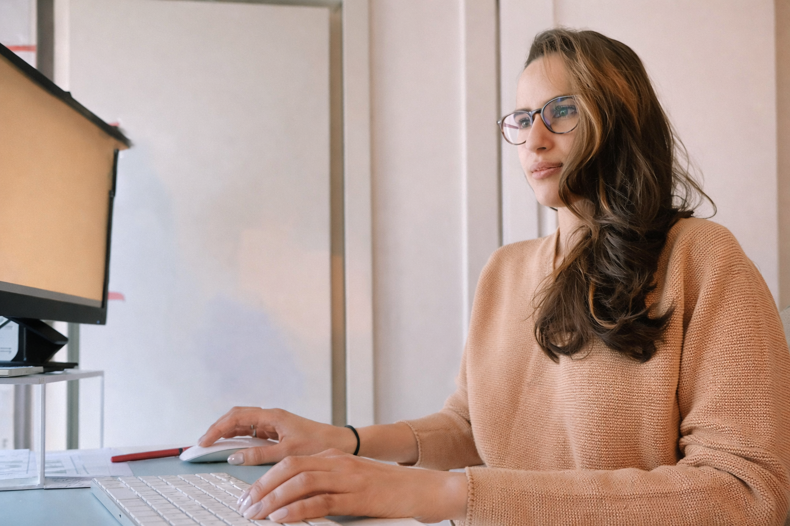 mujer mira la computadora